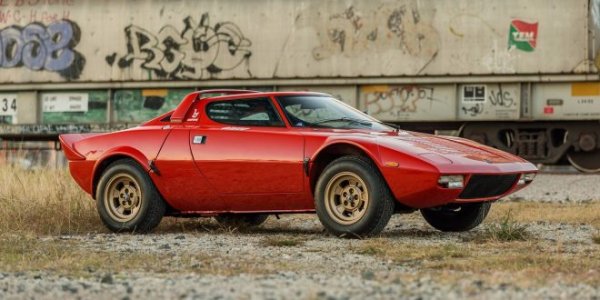 С футуристичен дизайн, който все още привлича вниманието днес и победи в Световния рали шампионат (1974, 1975, 1976),  Lancia Stratos HF е истинска икона на моторния спорт. Италианците направиха 492 лбройки за пътищата, за да отговарят на правилата за хомологация. Те се отличаваха със същия привлекателен стил от легендарния дизайнер Марчело Гандини, тогава в Bertone. Плюс 2,4-литров V6 на Ferrari, заимстван от Dino, произвеждащ 190 к.с.

Не звучи много? Имайте предвид, че Stratos HF Stradale беше представен през 1971 г. и тежеше само 980 килотграма. Така той спринтираше до 60 мили в час само за под 7 секунди и може да достигне 230 километра в час. През 70-те години на миналия век това бяха най-добрите в света числа. Нещо повече, специалният хомологационен Stratos HF Stradale беше екстремен пътен автомобил. С изключение на леко омекотеното окачване и по-удобните седалки, това беше същата кола като покорителя на ралитата Stratos HF.

Както можете да си представите, шофирането на този автомобил е празник, който остава за цял живот. Това е много шумна кола, защото нямаше почти никаква изолация и вибрациите бяха част от изживяването. 